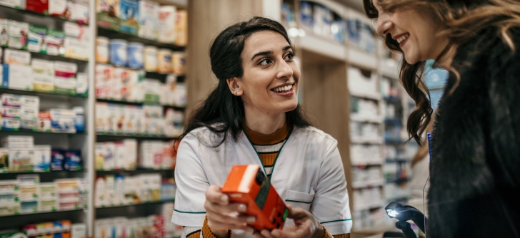 Como aplicar estratégias de cross e upselling na sua farmácia